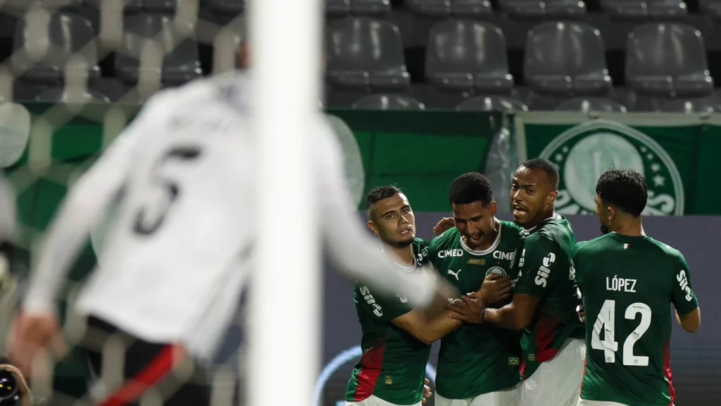 Palmeiras goleia Vitória e amplia série invicta como mandante