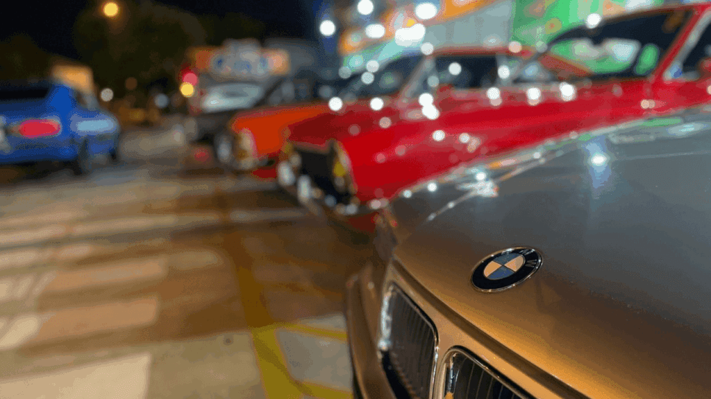 Praça no Centro recebe encontro de carros modificados nesta quinta