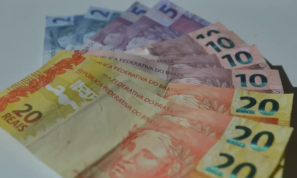 Renda média do brasileiro sobe para R$ 2.316, diz IBGE