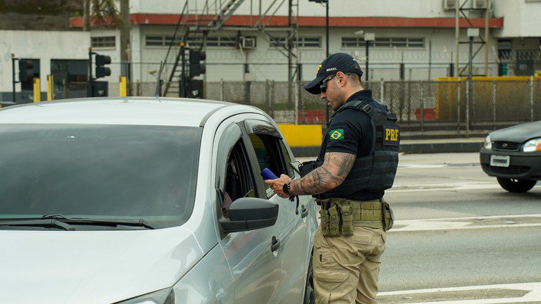 PRF e SEST/SENAT fazem ação contra exploração sexual infantil na BR-153 em Rio Preto