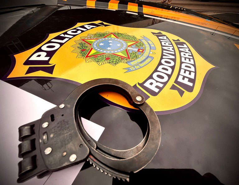 PRF prende homem procurado pela Justiça na BR-153
