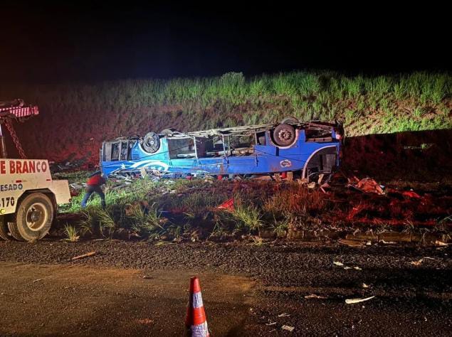Ônibus com trabalhadores tomba na BR-153 próximo à Marília e deixa seis mortos e 46 feridos