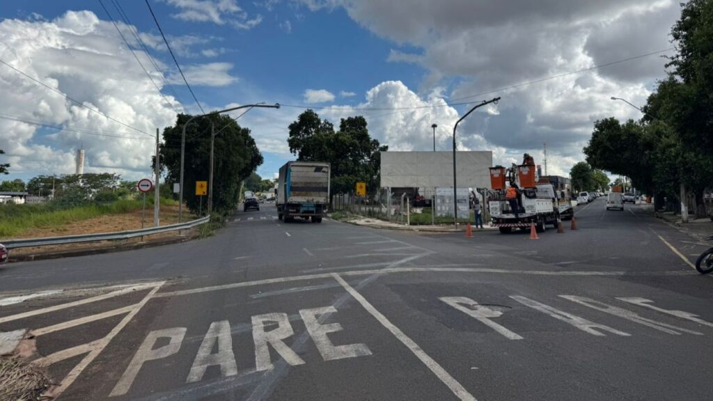 Novo semáforo na marginal da BR-153 começa a funcionar na segunda