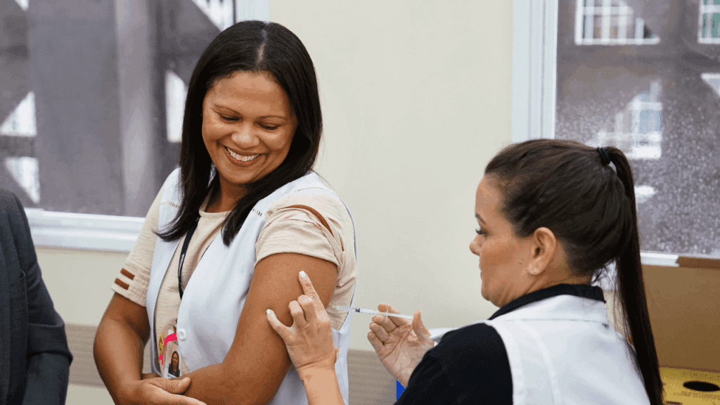 Vacinação contra dengue começa por profissionais da UBS Eldorado