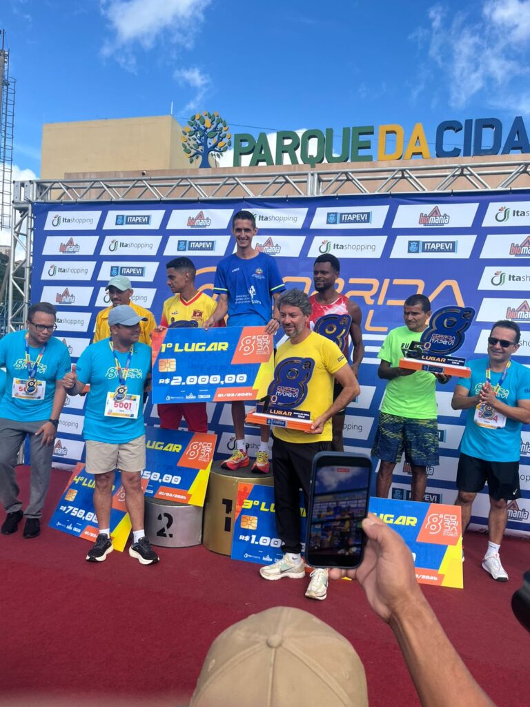 Victor Andrade vence corrida com 3 mil participantes em Itapevi