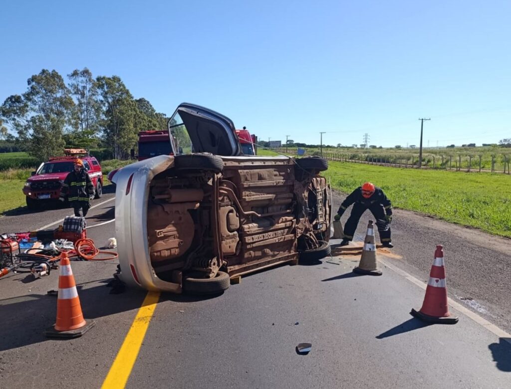 Carro capota e bate em carreta na região de José Bonifácio