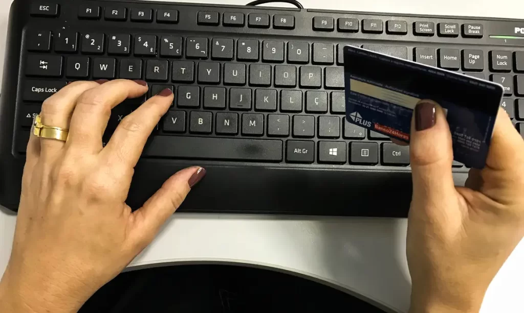 Juros do cartão de crédito pesam mais no orçamento das famílias em fevereiro