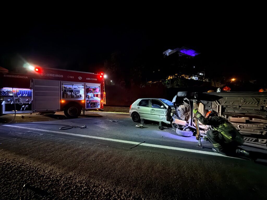 Acidente com tombamento mobiliza equipes na Rodovia Washington Luís