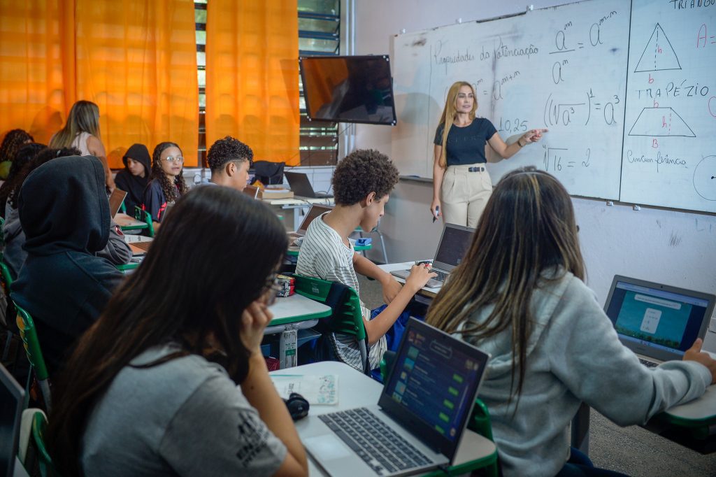 Internet em escolas estaduais de sp sobe para 98,5% em seis anos