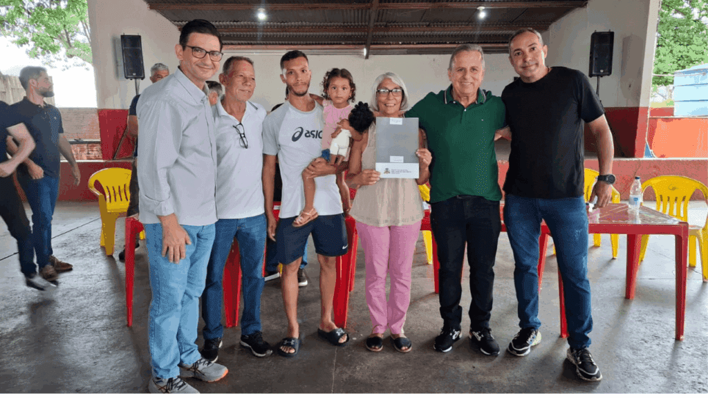 Prefeitura entrega matrículas de imóveis a 75 moradores