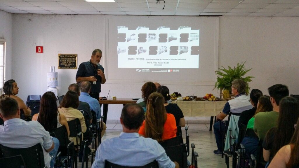 Palestra sobre raiva em herbívoros reúne 43 participantes