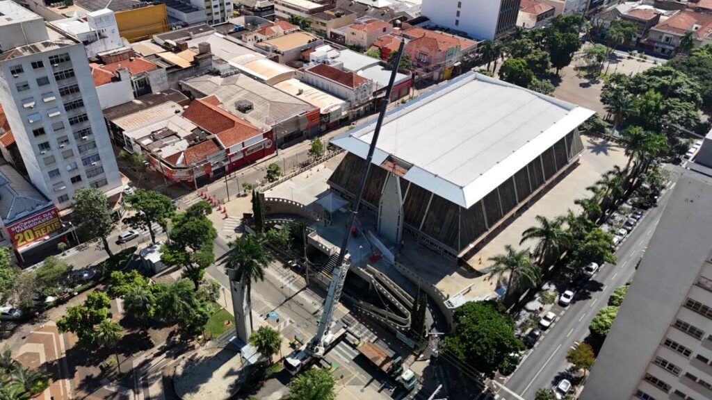 Revitalização da Catedral de Rio Preto teve início com montagem da torre