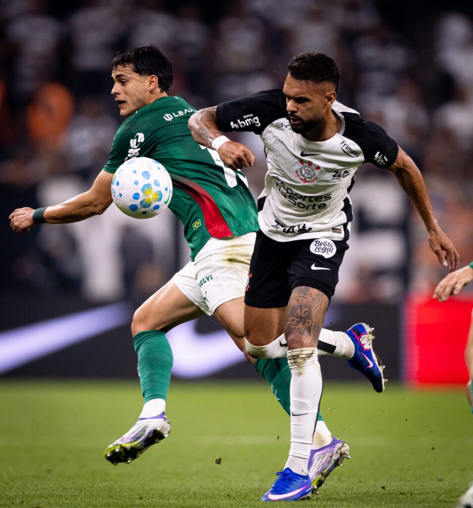 Corinthians empata com Palmeiras mesmo com dois jogadores a menos