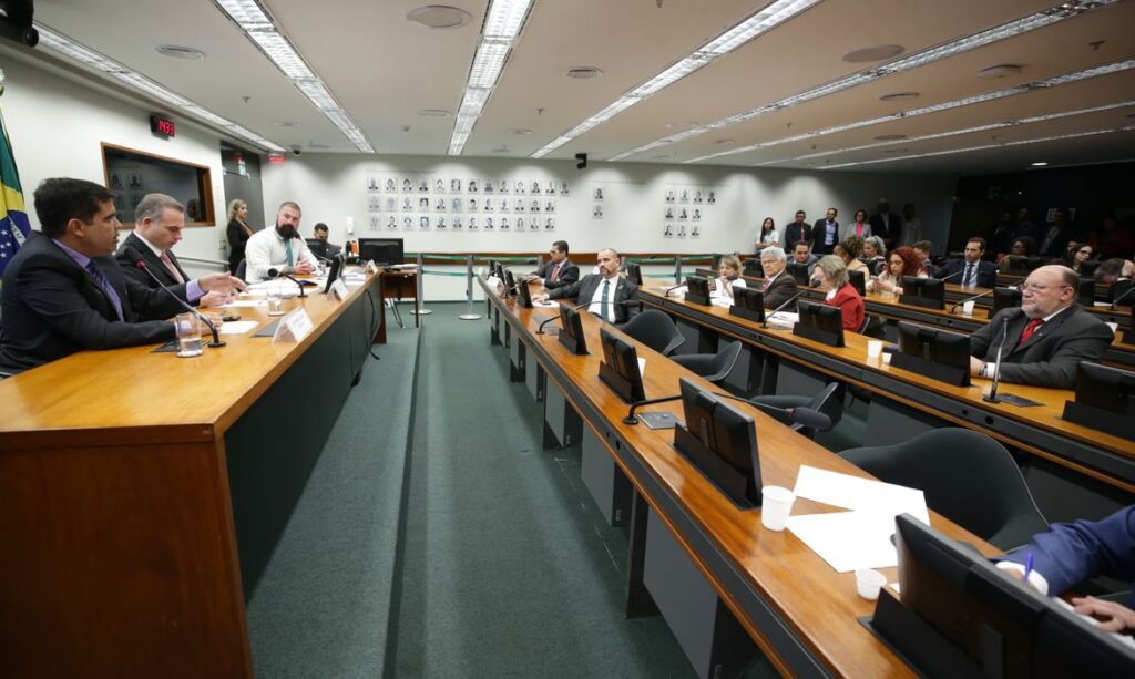 Conselho de Ética adia análise de processos contra deputados