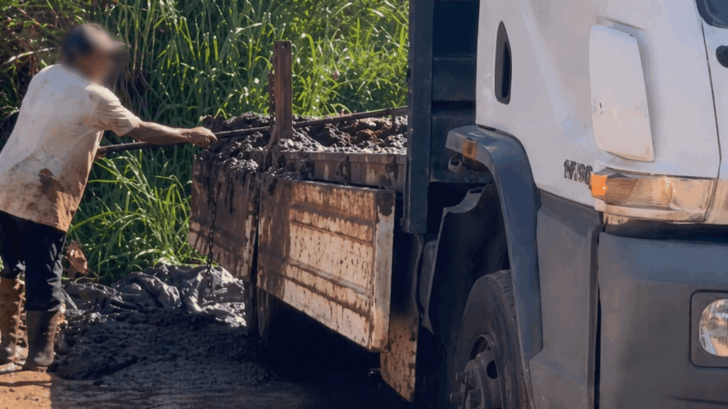 Prefeitura flagra descarte irregular de resíduos em área pública