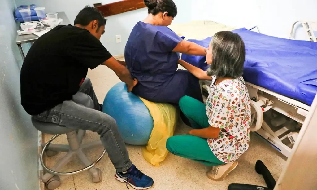 Regulamentação de doulas fortalece atuação no SUS