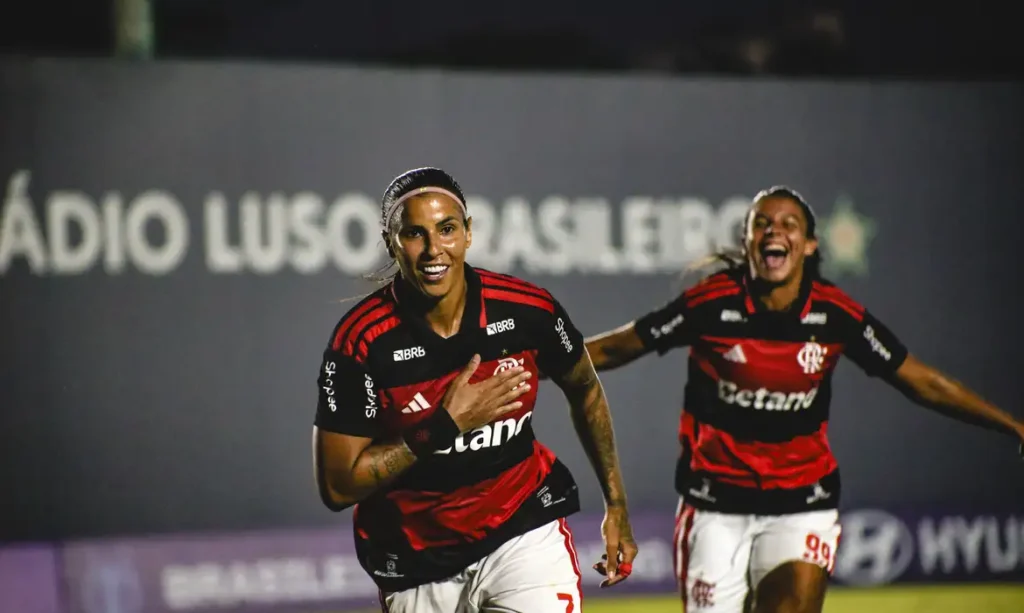 Flamengo vence Vitória e se aproxima da liderança no Brasileiro feminino