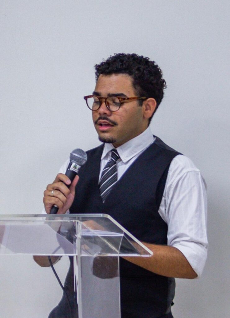 Jovem de escola pública lança livro após projeto da Justiça em Rio Preto