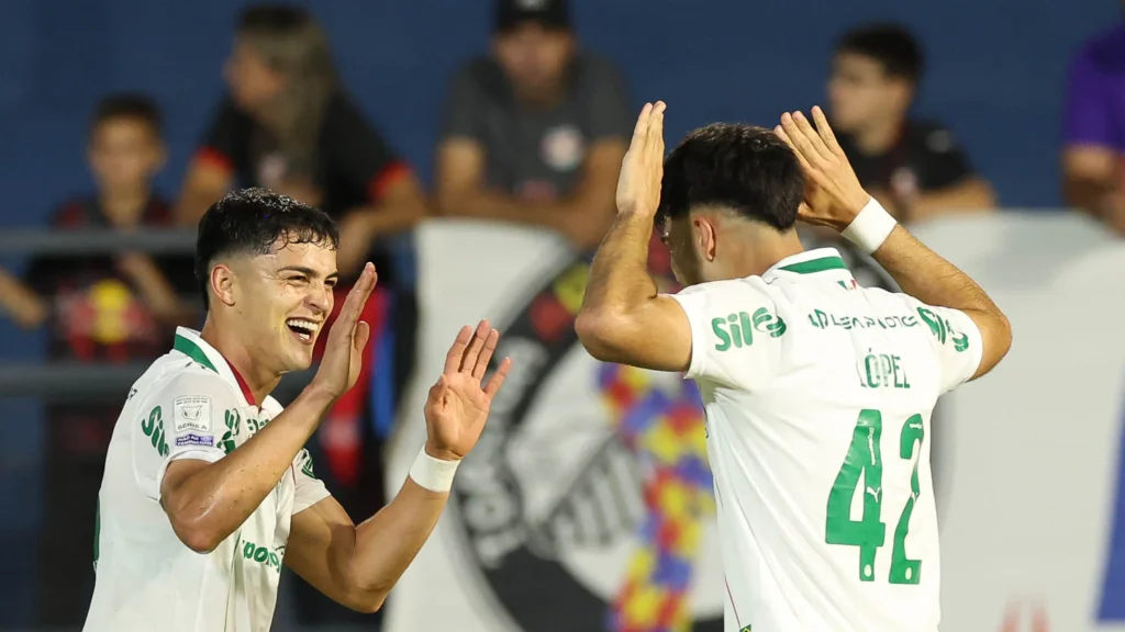 Palmeiras vence Bragantino e segue líder do Brasileiro