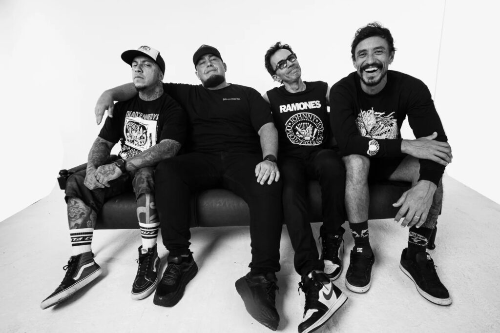 Shopping Iguatemi promove noite de autógrafos com Raimundos