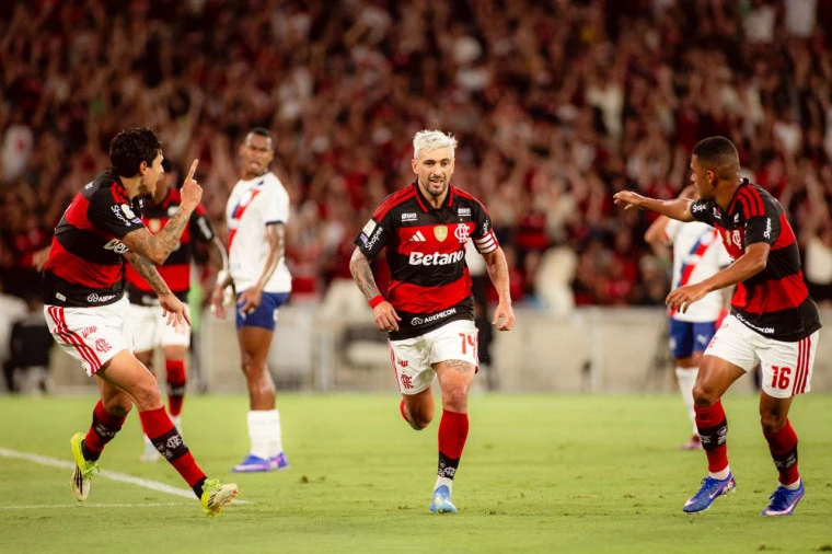 Flamengo vence o Bahia no Maracanã e embala no Brasileirão