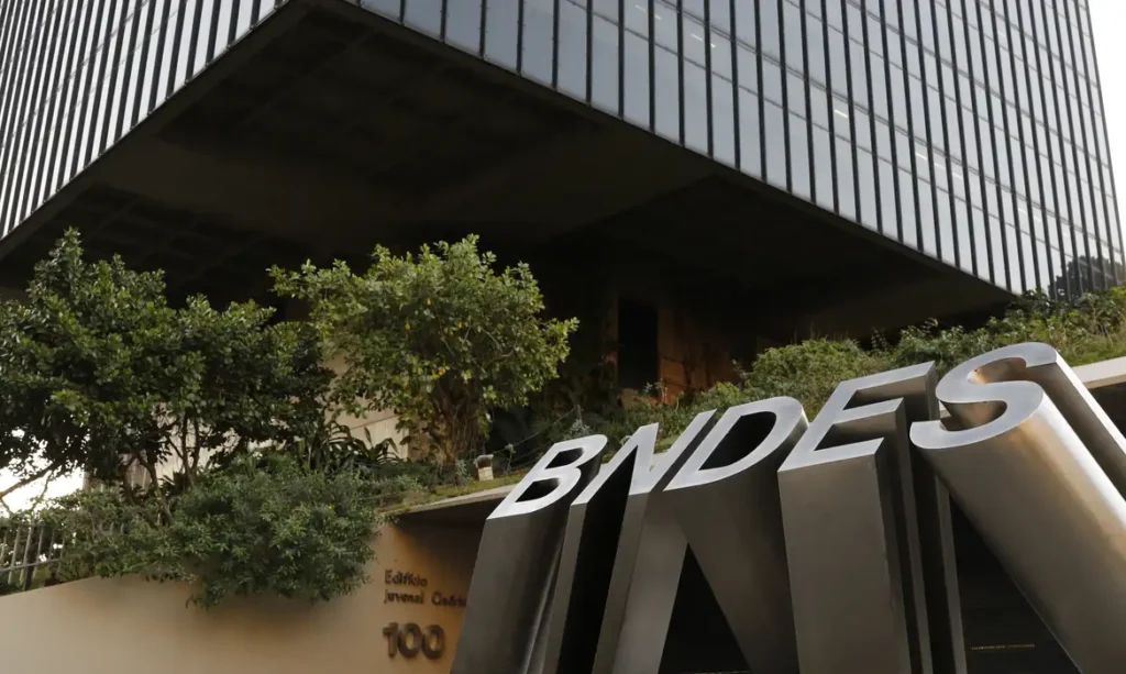 BNDES abre linha de R$ 21 bilhões para renovação de frota de caminhões e ônibus