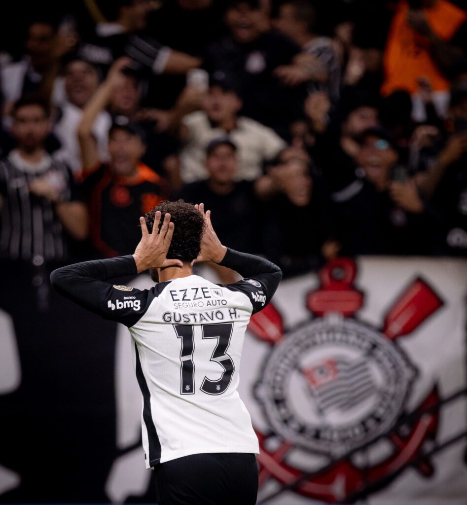 Corinthians vence Peñarol e segue 100% na Libertadores