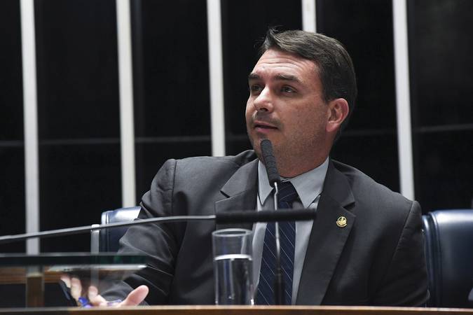 Flávio Bolsonaro intensifica discurso religioso e amplia articulação com evangélicos