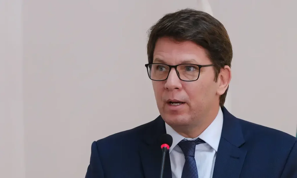 Câmara informa ao STF que Mário Frias viajou ao exterior antes de aval oficial