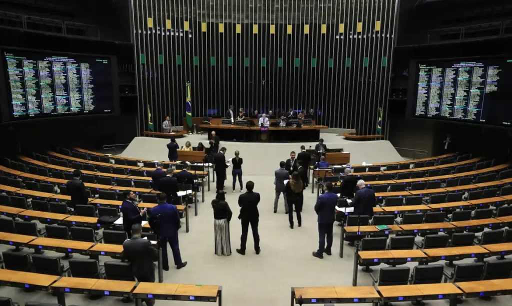 Minirreforma eleitoral gera críticas por flexibilizar fiscalização partidária