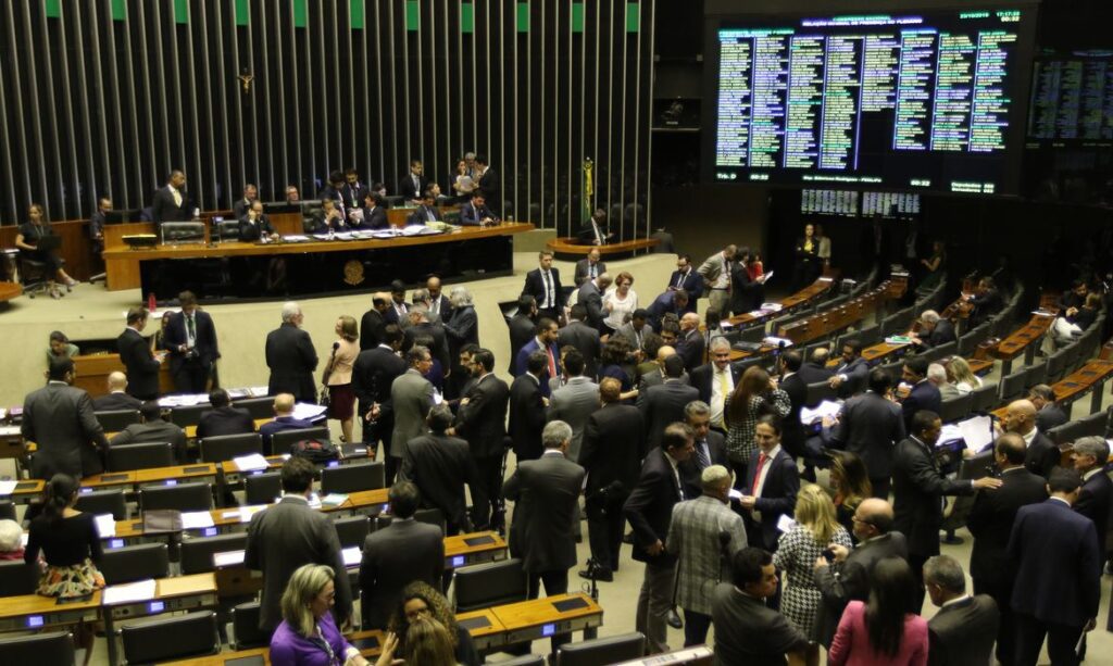 Congresso derruba veto e permite repasses federais a municípios inadimplentes