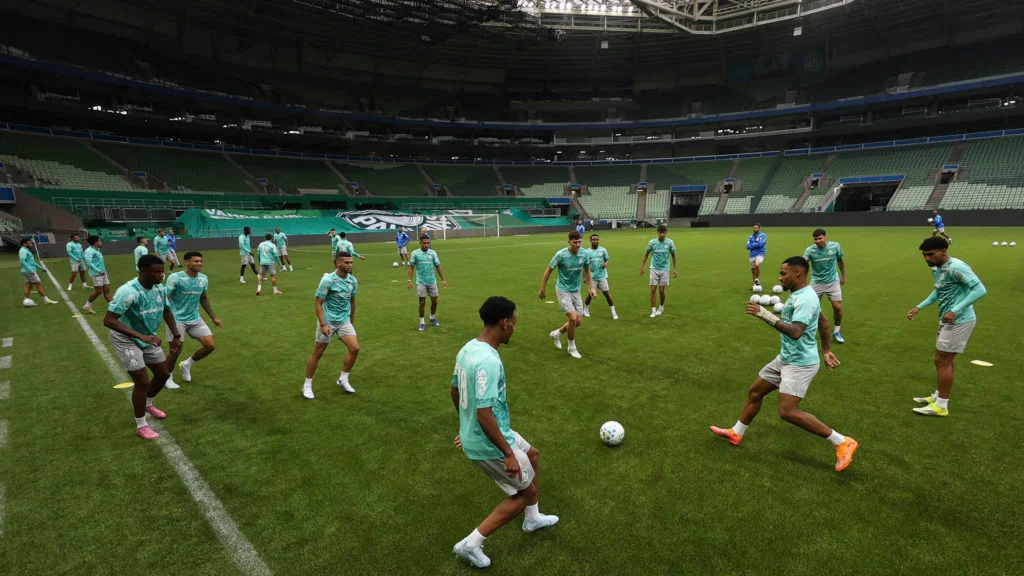 Palmeiras tenta ampliar vantagem na liderança contra a Chapecoense