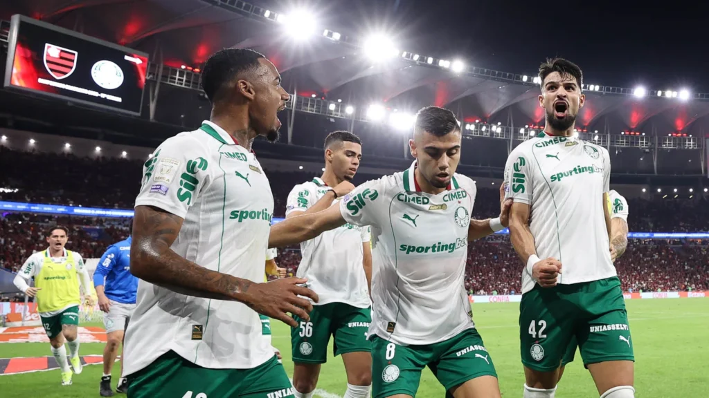 Palmeiras goleia o Flamengo no Maracanã e abre vantagem na liderança