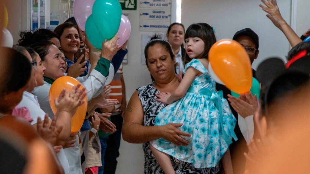 Maria Clara deixa HCM após passar os primeiros sete anos de vida internada