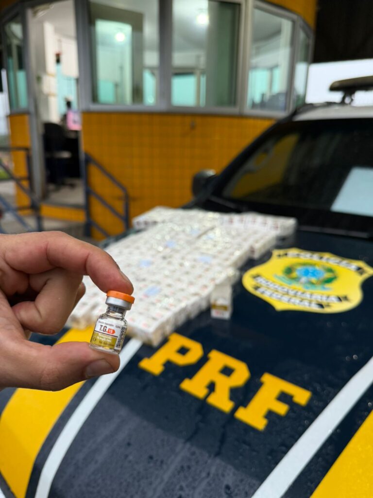 PRF apreende 880 ampolas de medicamento para emagrecimento na Régis Bittencourt