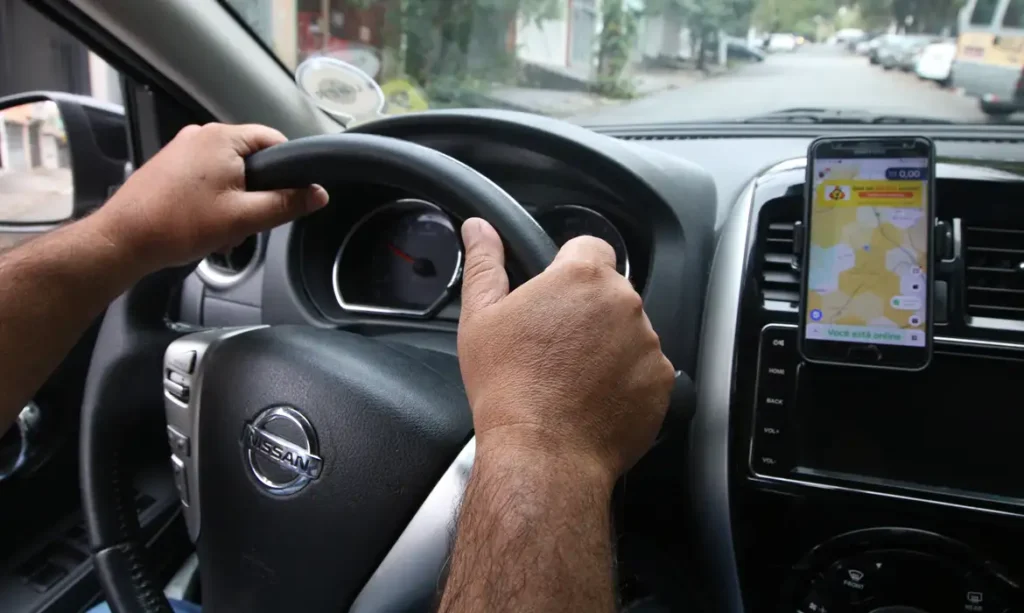 Motoristas de aplicativo enfrentam maior risco de endividamento, aponta estudo