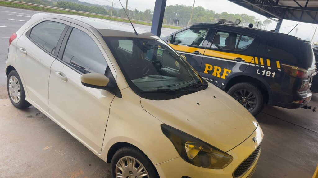 PRF recupera carro furtado durante fiscalização em Rio Preto