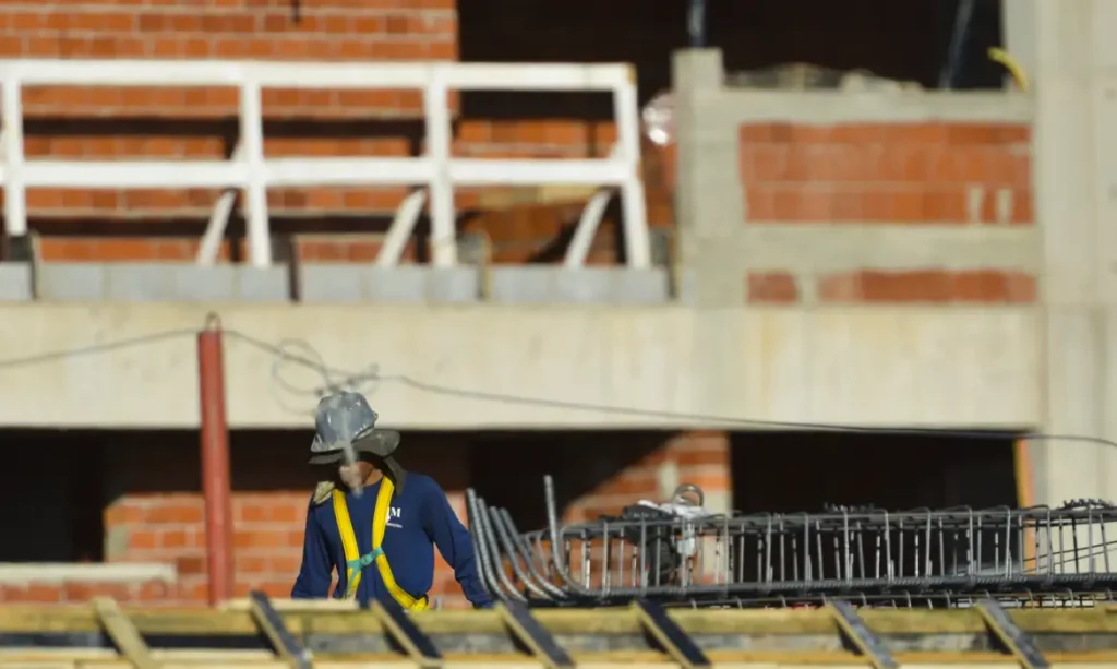 Construção civil empregou 2,5 milhões de pessoas e movimentou R$ 522,5 bilhões em 2024