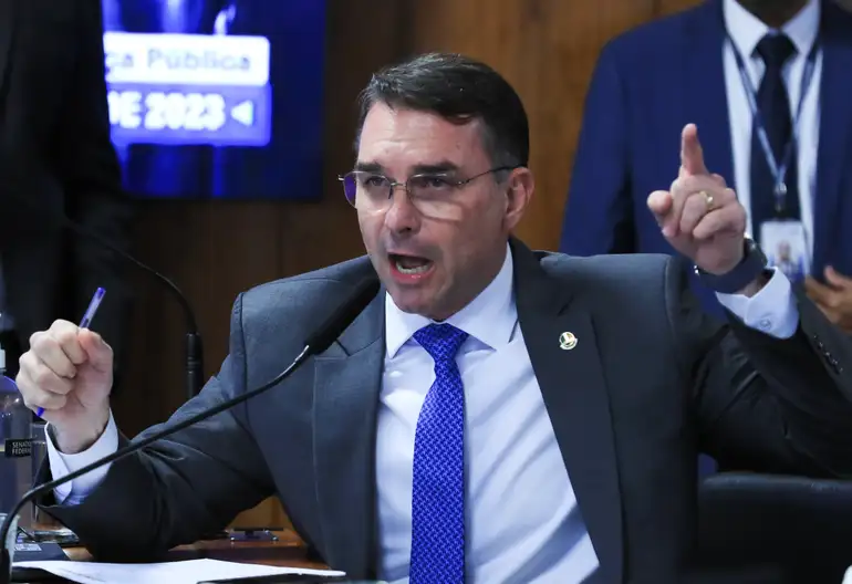 Flávio Bolsonaro intensifica articulação nos estados e amplia confronto político com Lula
