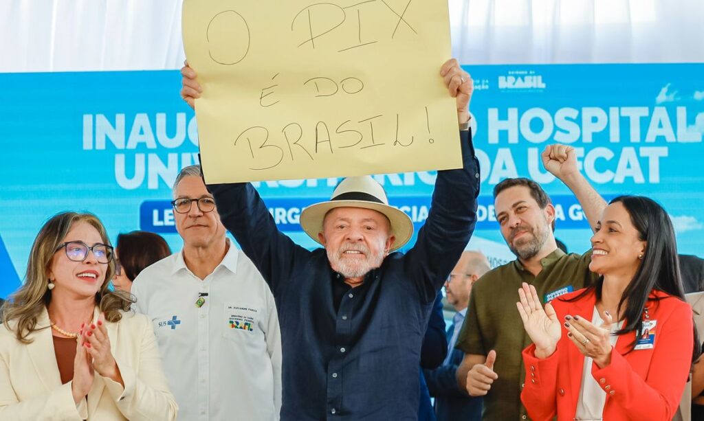 Lula defende Pix e cobra explicações de Trump