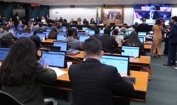Comissão da Câmara aprova admissibilidade de PEC que reduz maioridade penal para 16 anos