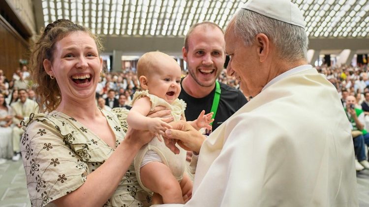 Papa nomeia primeira mulher para comandar comunicações do Vaticano