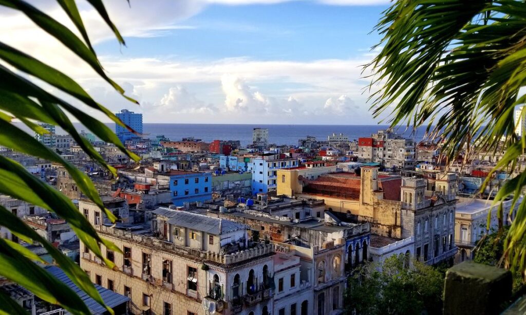 Especialista avalia que reformas em Cuba buscam enfrentar bloqueio dos Estados Unidos