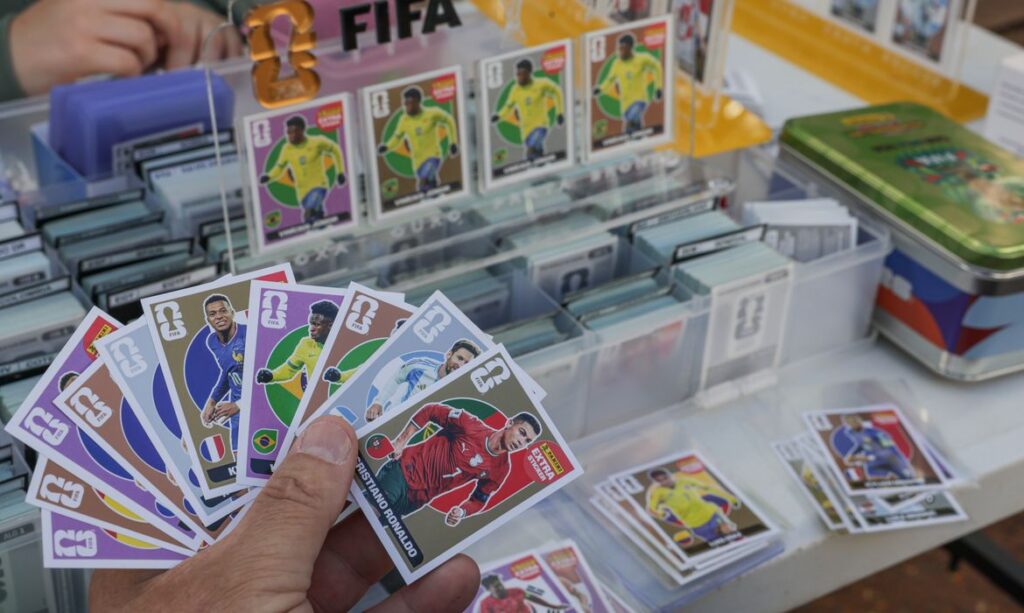 Troca de figurinhas reduz custo para completar álbum da Copa do Mundo