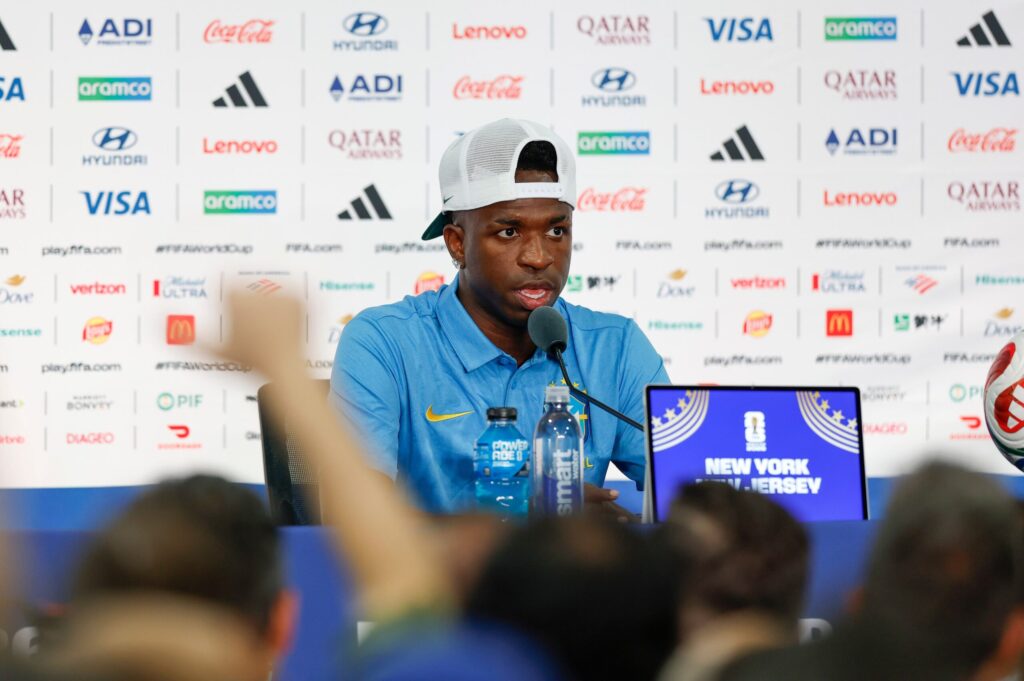 Vinicius Júnior diz viver melhor momento da carreira e chega confiante para a estreia do Brasil