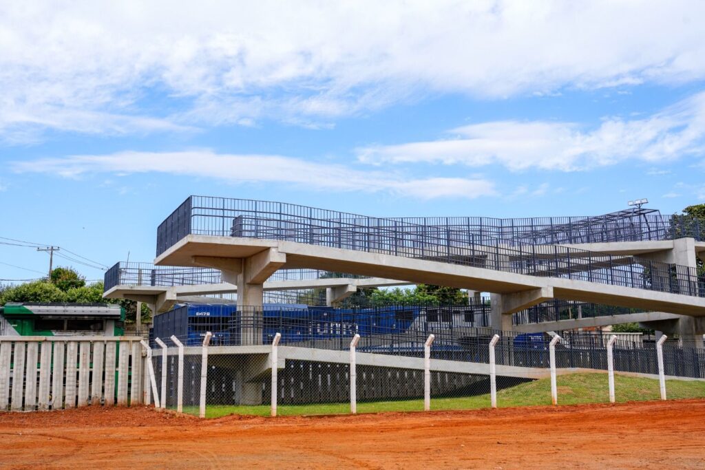 Nova passarela sobre a ferrovia é entregue no Jardim Conceição