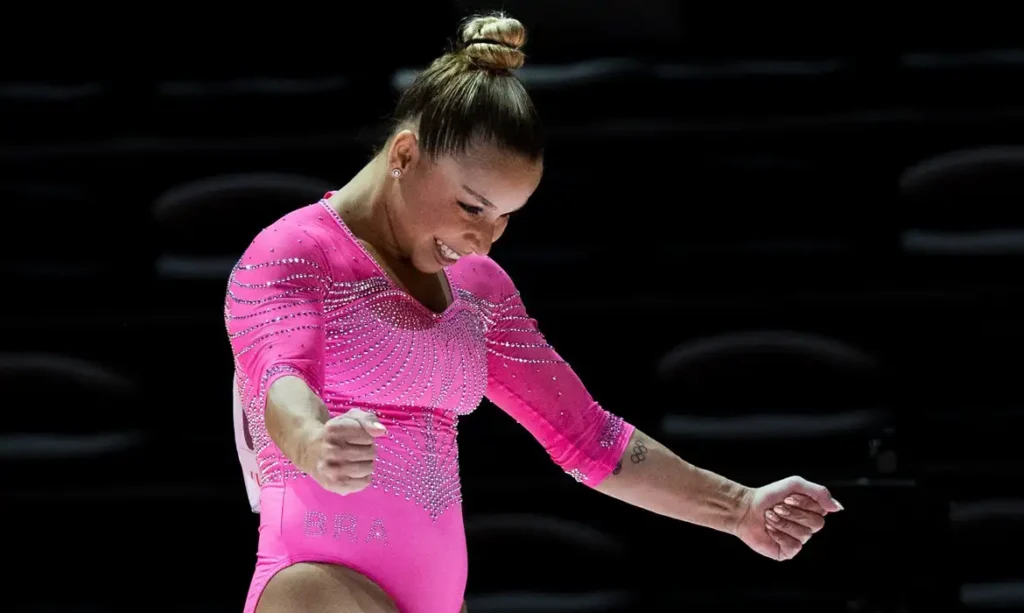 Flávia Saraiva conquista ouro nas barras assimétricas na Copa do Mundo