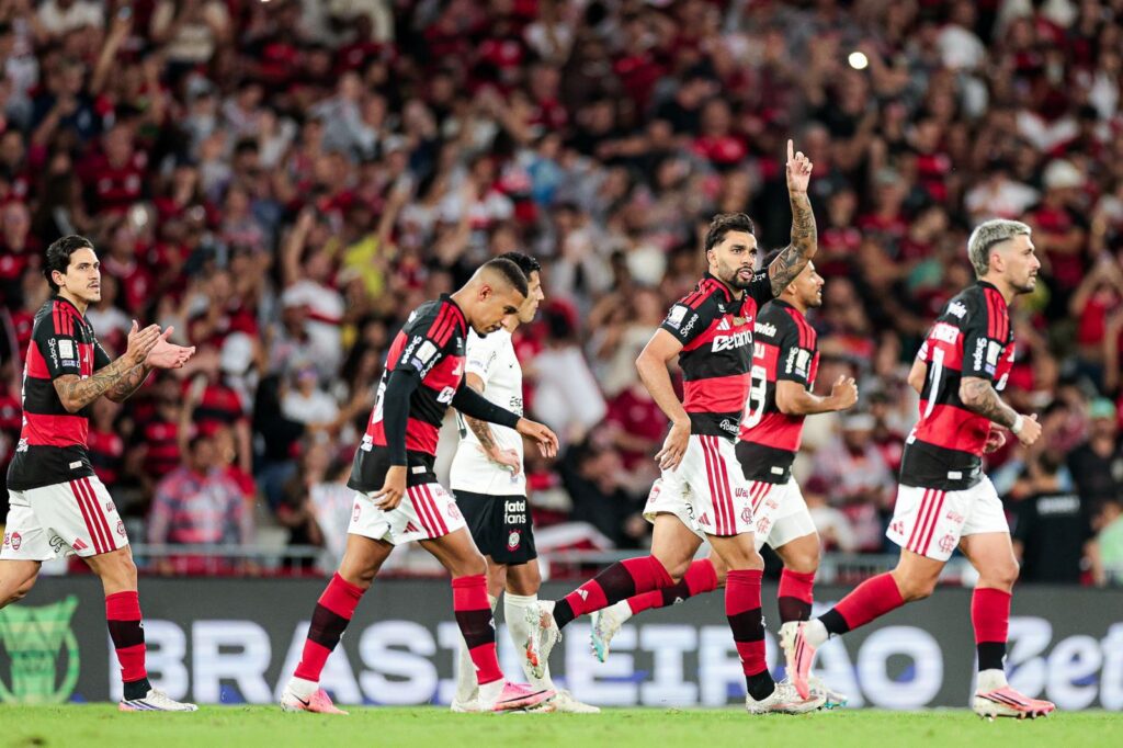 Flamengo vence Corinthians no fim e reassume liderança