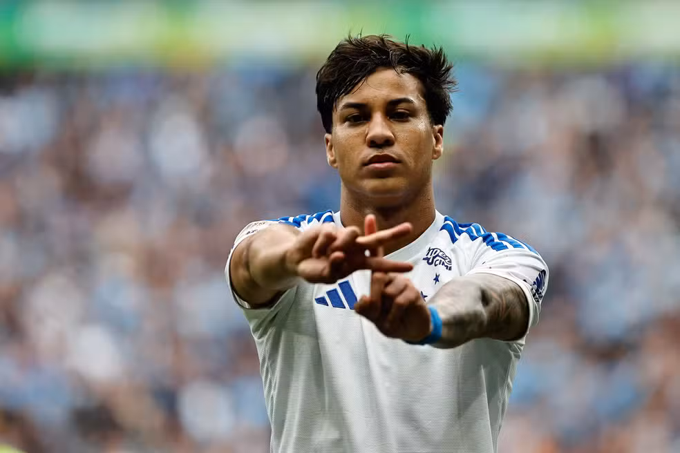 Cruzeiro vira sobre o Grêmio, vence por 4 a 2 e entra no G4 do Brasileirão