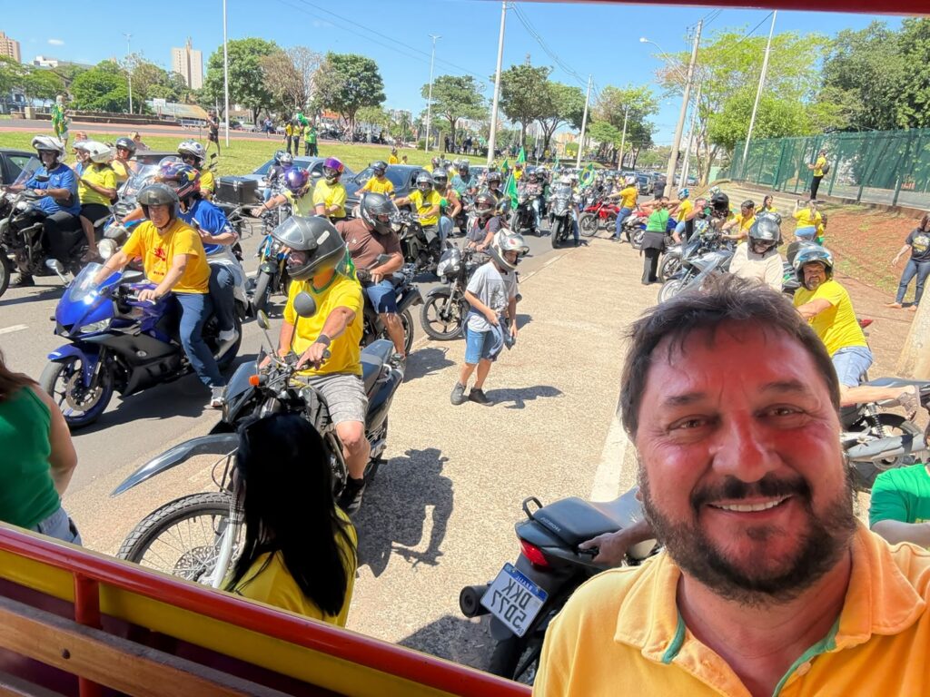 Comitiva reúne apoiadores de Flávio Bolsonaro em manifestação em Rio Preto